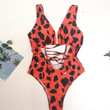 Maillot de Bain Leopard une Pièce à Découpe Frontale Rouge Modèle | Leopard Plus