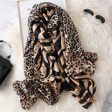 Foulard Leopard en Soie sur Table | Leopard Plus
