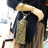 Pochette Leopard Basique au poignet | Leopard Plus