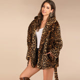Manteau Léopard à Fourrure Ample Femme souriante | Leopard Plus