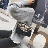 Pochette Leopard Noire - Porté | Leopard Plus