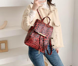 Sac à Doc Leopard en Cuir & Fermoir Doré Bordeaux porté par fille | Leopard Plus