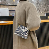 Sac à Main Leopard Bandoulière Marron porté par une femme | Leopard Plus