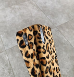 Coque Léopard Iphone en Velours Marron vu de coté | Leopard Pluq