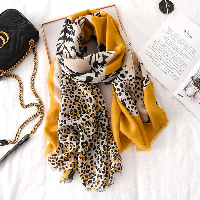 Foulard Carré 100x100cm Gris Jaune Noir Motif Fourrure Animale Avec Pompons